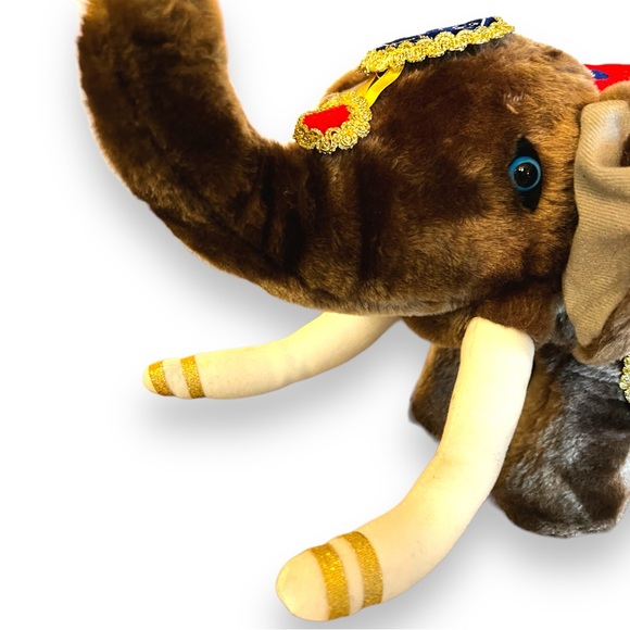 Ringling Bros and Barnum & Bailey Circus Elephant Plush 137th Edition - Picture 4 of 7